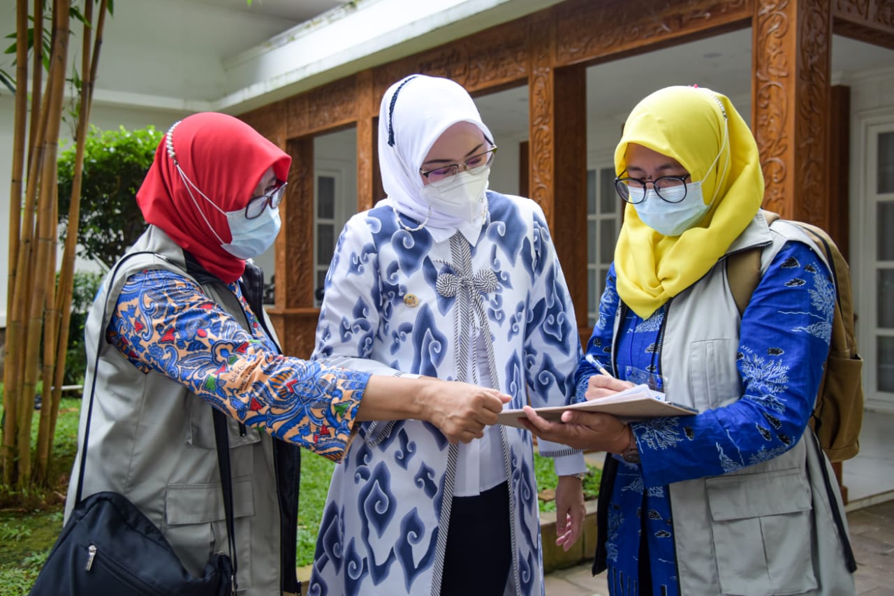 Foto : Anne Ratna Mustika (tengah)/Doc. Diskominfo