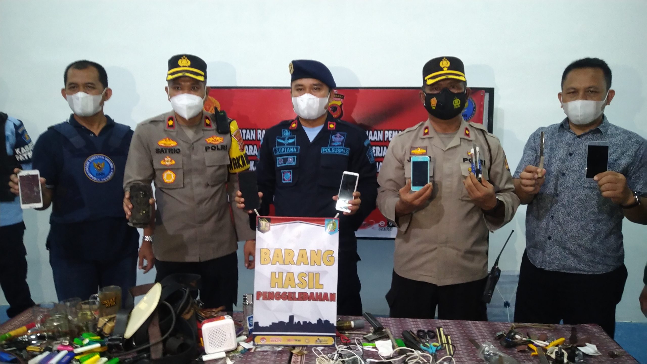 Foto : Petugas gabungan usai razia WBP Lapas Purwakarta