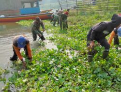 Jaga Kebersihan DAS, Satgas Citarum Harum sektor 13 Angkat Eceng Gondok dari Sungai Citarum