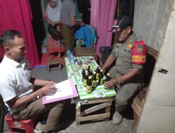 Patroli Skala Besar, Aparat Sita Puluhan Botol Miras di Sejumlah Warung di Maniis, Purwakarta