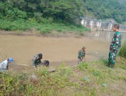 Jaga Kebersihan, Satgas Citarum Harum bersihkan Bantaran Sungai Citarum