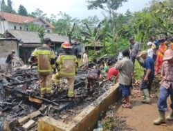 Konsleting Listrik, Rumah di Kecamatan Bojong Purwakarta Ludes Terbakar