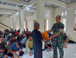 Sosialisasikan Program, DanSektor 13 Citarum Harum bagikan Sembako di Kec Tegalwaru