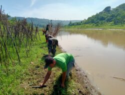 Musim Penghujan, Satgas Citarum Harum sektor 13 Gencar Bersihkan Sungai Citarum.