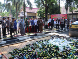 Polres Purwakarta Musnahkan Ribuan Botol Miras, Narkoba hingga Knalpot Brong hasil Operasi Pekat 