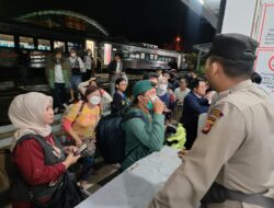Polsek Plered Bantu Evakuasi Penumpang KAI Imbas Longsor
