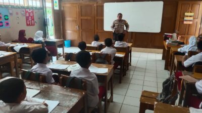 Bhabin Polsek Plered Sambangi Tenaga Pengajar