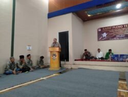 Hadiri Rapat Minggon, Bhabinkamtibmas Desa Cihanjawar Sampaikan Himbauan Kamtibmas