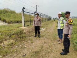 Kapolsek Plered Turun Langsung Pengamanan Jalur Kereta Cepat