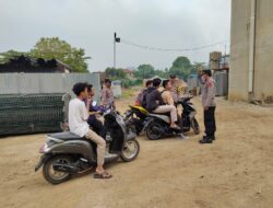 Kapolsek Plered Berikan Edukasi dan Sosialisasi kepada Warga disekitar Jalur Kereta Cepat