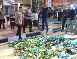 Jelang Nataru, Polres Purwakarta Musnahkan Ribuan Botol Miras dan Obat Terlarang