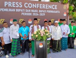 Jemput Berkah, Paslon Bupati Zainal Arifin – Sona Kompak Sarungan dan Dikawal Ulama Daftar ke KPU