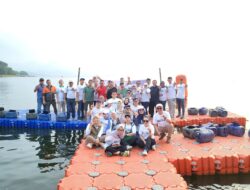 Jasa Tirta II Ajak Relawan Bakti BUMN dan Atlet Triathlon Tebar Ribuan Benih Ikan di Waduk Jatiluhur    