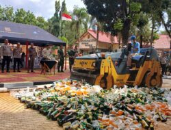 Cipta Kondisi Jelang Natal dan Tahun Baru, Polres Purwakarta Musnahkan Ribuan Botol Miras
