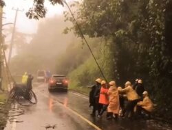 KAMI HADIRKAN TERANG, PLN UP3 PURWAKARTA IKUT MEMULIHKAN LISTRIK PASKA LONGSOR DAN BANJIR BANDANG SUKABUMI DAN CIANJUR