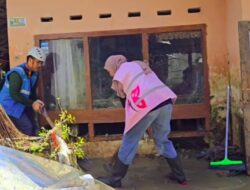 Warga Desa Terharu, PLN Hadir Membantu Pasca Banjir Bandang di Kabupaten Sukabumi