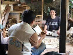 Dengan Semangat Kepedulian Memperingati Hari Pahlawan, YBM PLN UP3 Purwakarta Salurkan Bantuan Alat Bantu Gerak untuk Warga Kampung Sukamaju