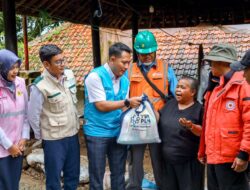 YBM PLN UP3 Purwakarta Berikan Bantuan Sembako untuk Warga Terdampak Luapan Susukan Cikanday di Desa Mayang