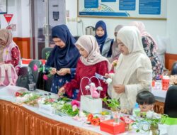 PLN UP3 Purwakarta Dorong Pengembangan Skill Merangkai Bucket Bunga Perempuan Aktif Berdaya di Momentum Hari Kartini 2026