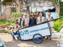 YBM PLN UP3 Purwakarta Salurkan Bantuan Gerobak Cahaya untuk Bapak Ode Lansia Pejuang Nafkah