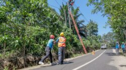 Jelang Perayaan Kemerdekaan Indonesia, PLN UP3 Purwakarta Gencar Edukasi kepada Masyarakat untuk Menjaga Jarak Aman dalam Memasang Bendera