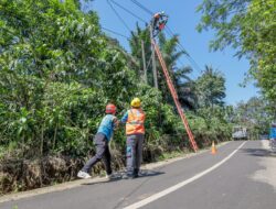 Jelang Perayaan Kemerdekaan Indonesia, PLN UP3 Purwakarta Gencar Edukasi kepada Masyarakat untuk Menjaga Jarak Aman dalam Memasang Bendera