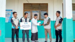 Sambut Kemerdekaan RI, YBM PLN Purwakarta Dukung Pendidikan Santri Dhuafa Melalui Bantuan Biaya Sekolah & Kitab Panduan di Pesantren Litahfdzul Qur’an Babussalam