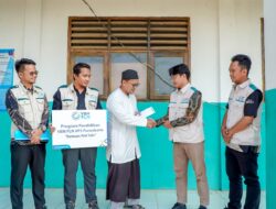 Sambut Kemerdekaan RI, YBM PLN Purwakarta Dukung Pendidikan Santri Dhuafa Melalui Bantuan Biaya Sekolah & Kitab Panduan di Pesantren Litahfdzul Qur’an Babussalam